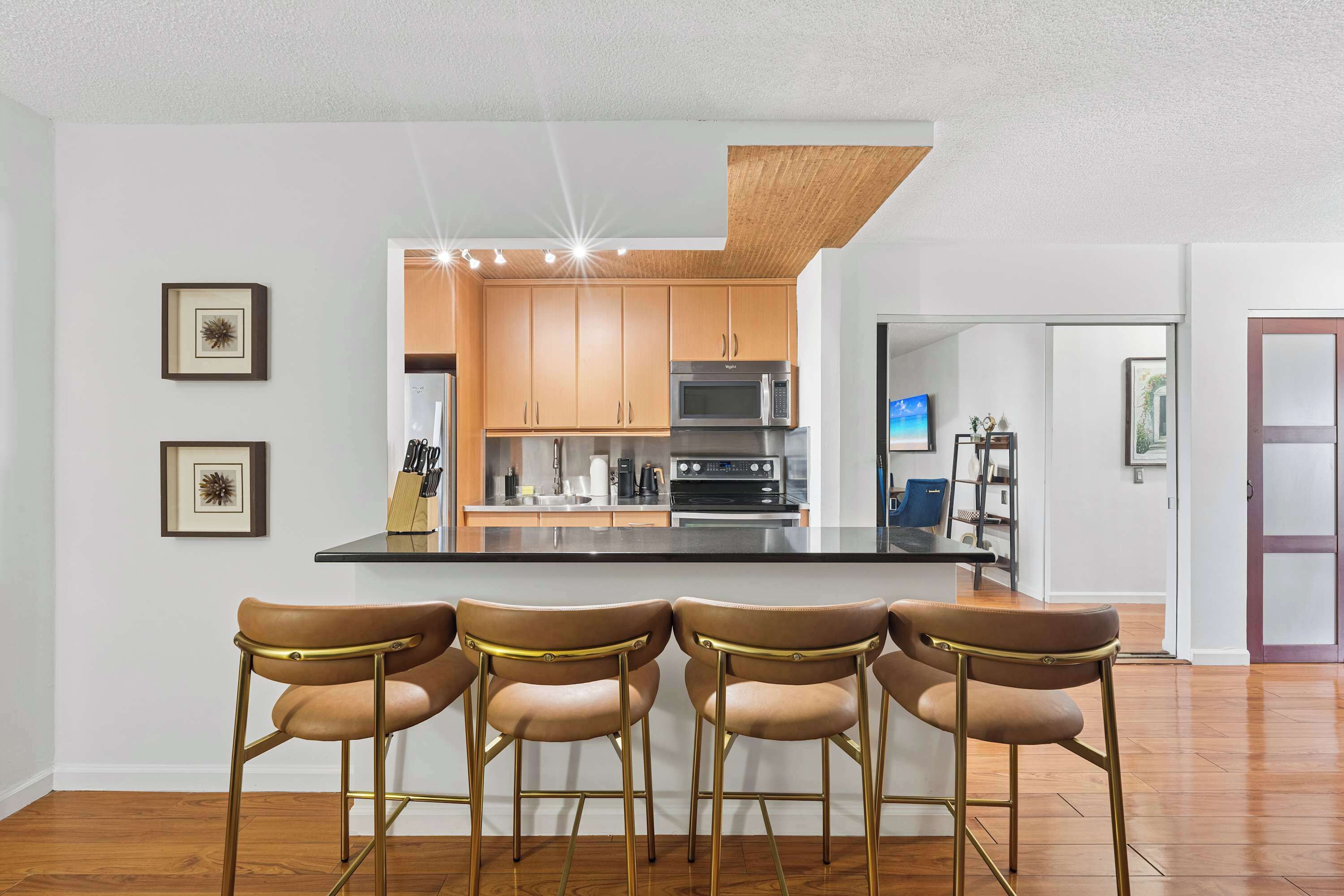 Coffee/tea maker, fridge, microwave, oven
