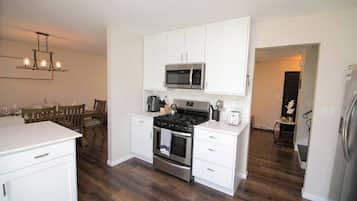 Coffee/tea maker, fridge, microwave, stovetop