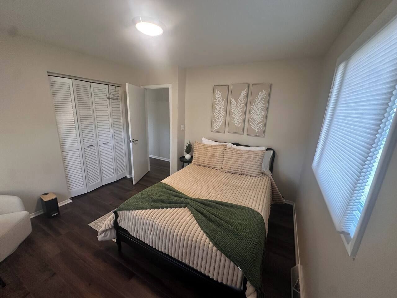 5 habitaciones, escritorio y tabla de planchar con plancha 