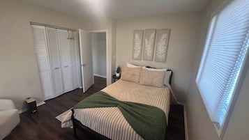 5 habitaciones, escritorio y tabla de planchar con plancha