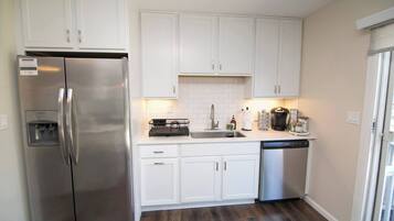 Coffee/tea maker, fridge, microwave, stovetop