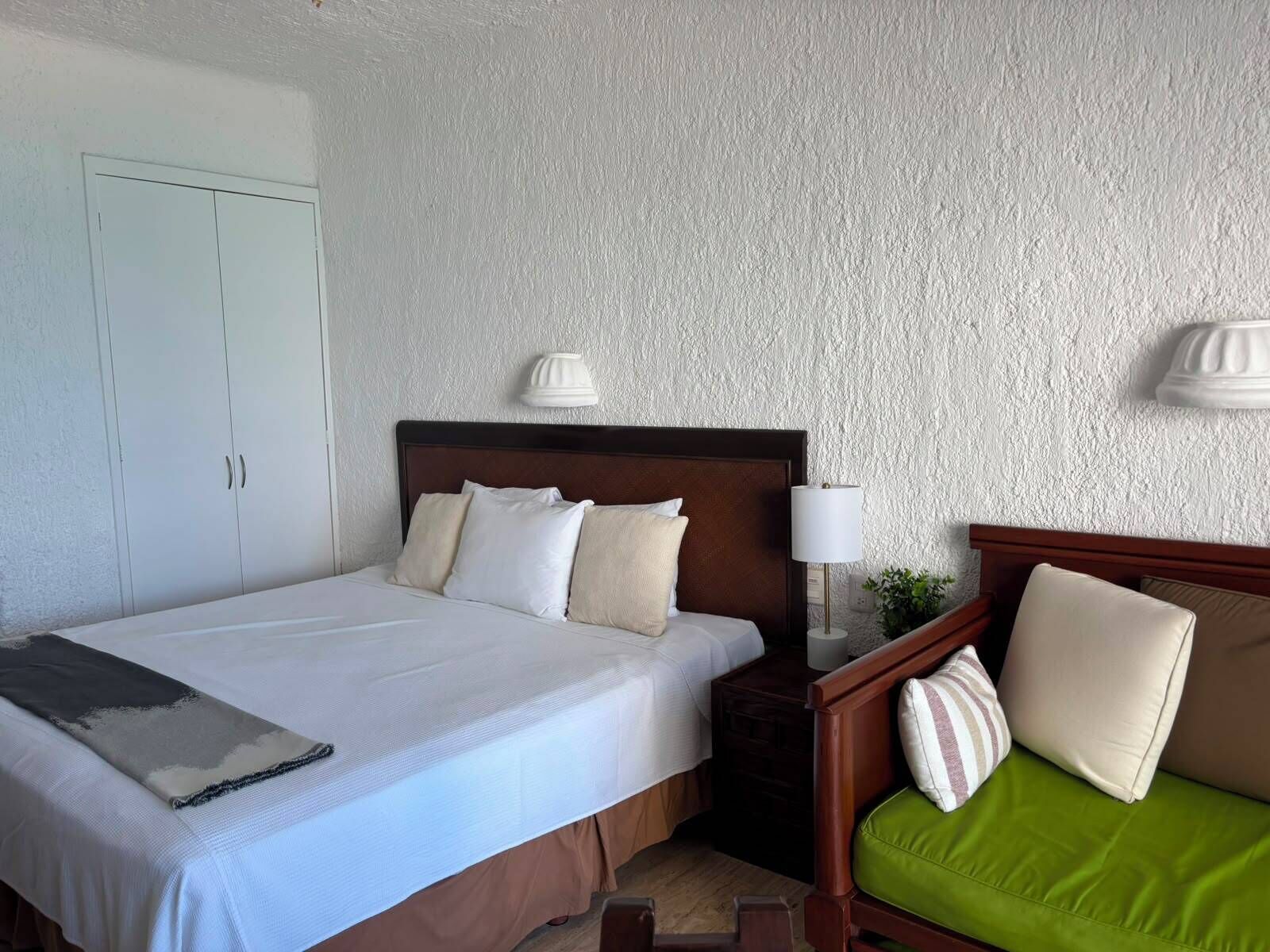 1 dormitorio, tabla de planchar con plancha, wifi y ropa de cama