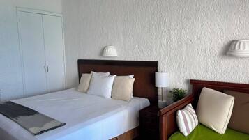1 dormitorio, tabla de planchar con plancha, wifi y ropa de cama