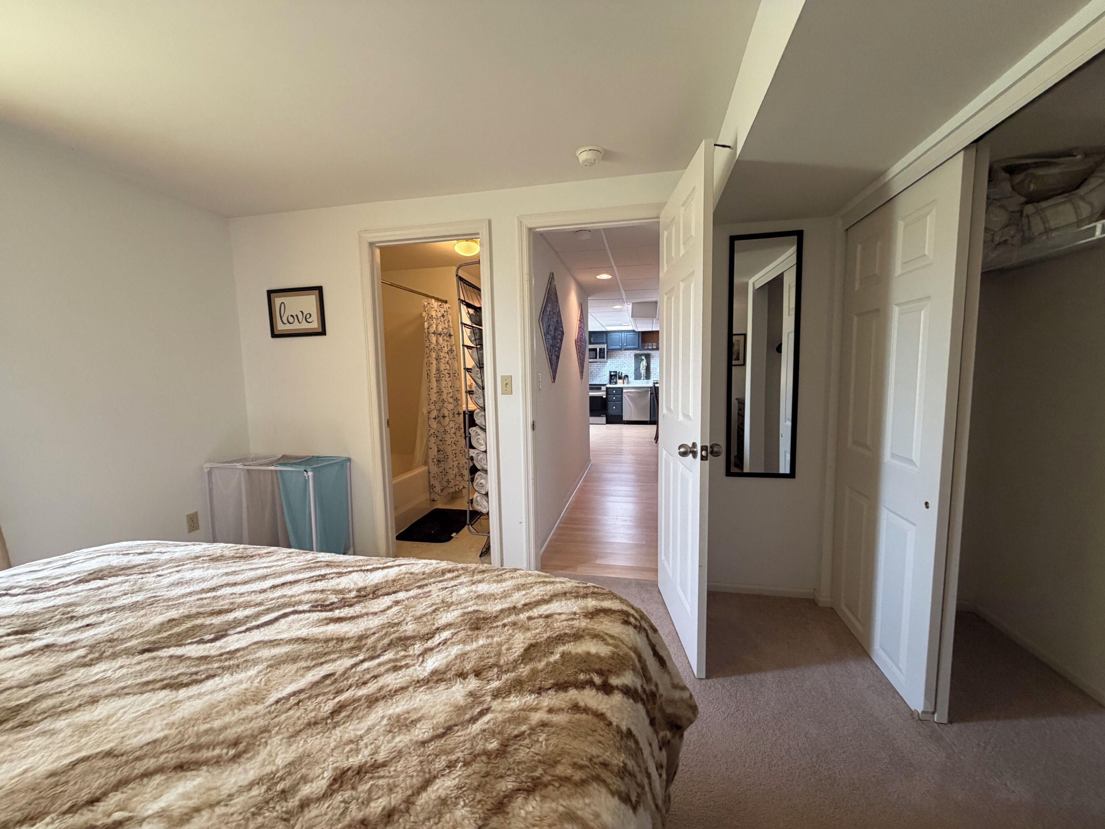 2 bedrooms, iron/ironing board, travel crib, WiFi (free)