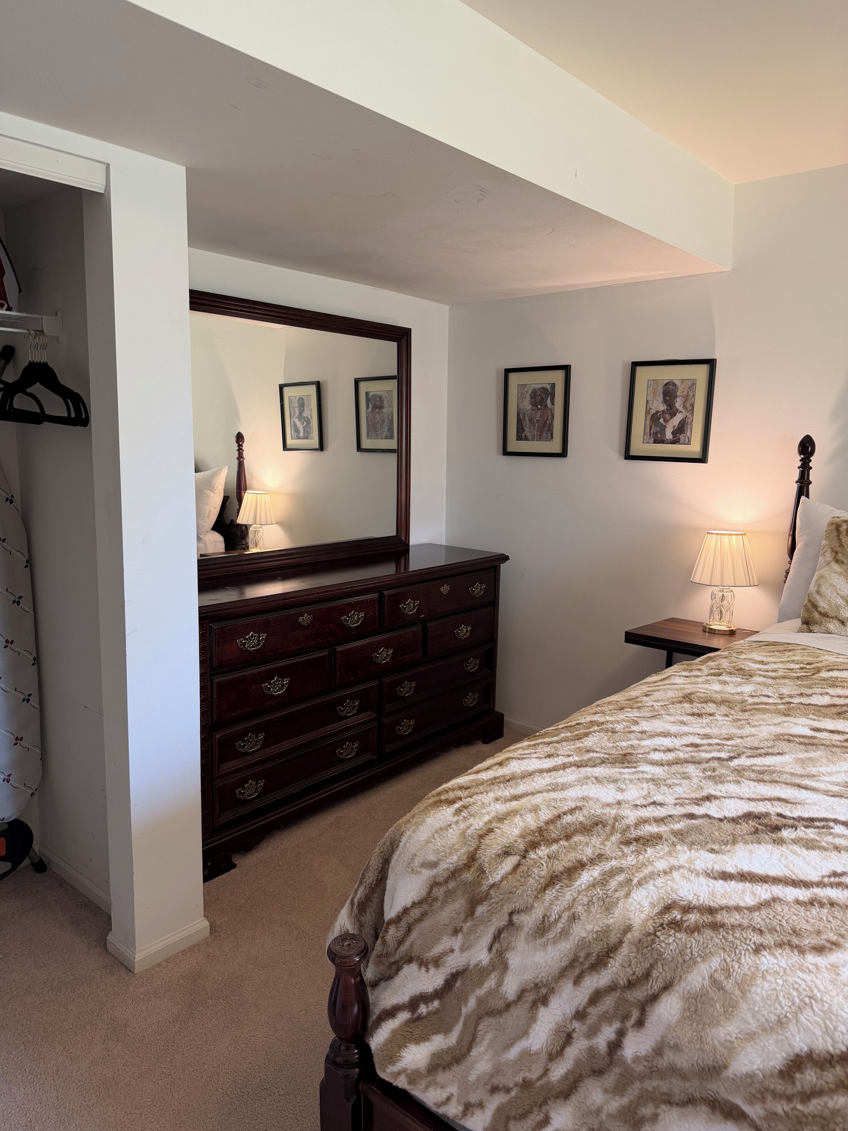 2 chambres, fer et planche à repasser, lit de bébé portatif