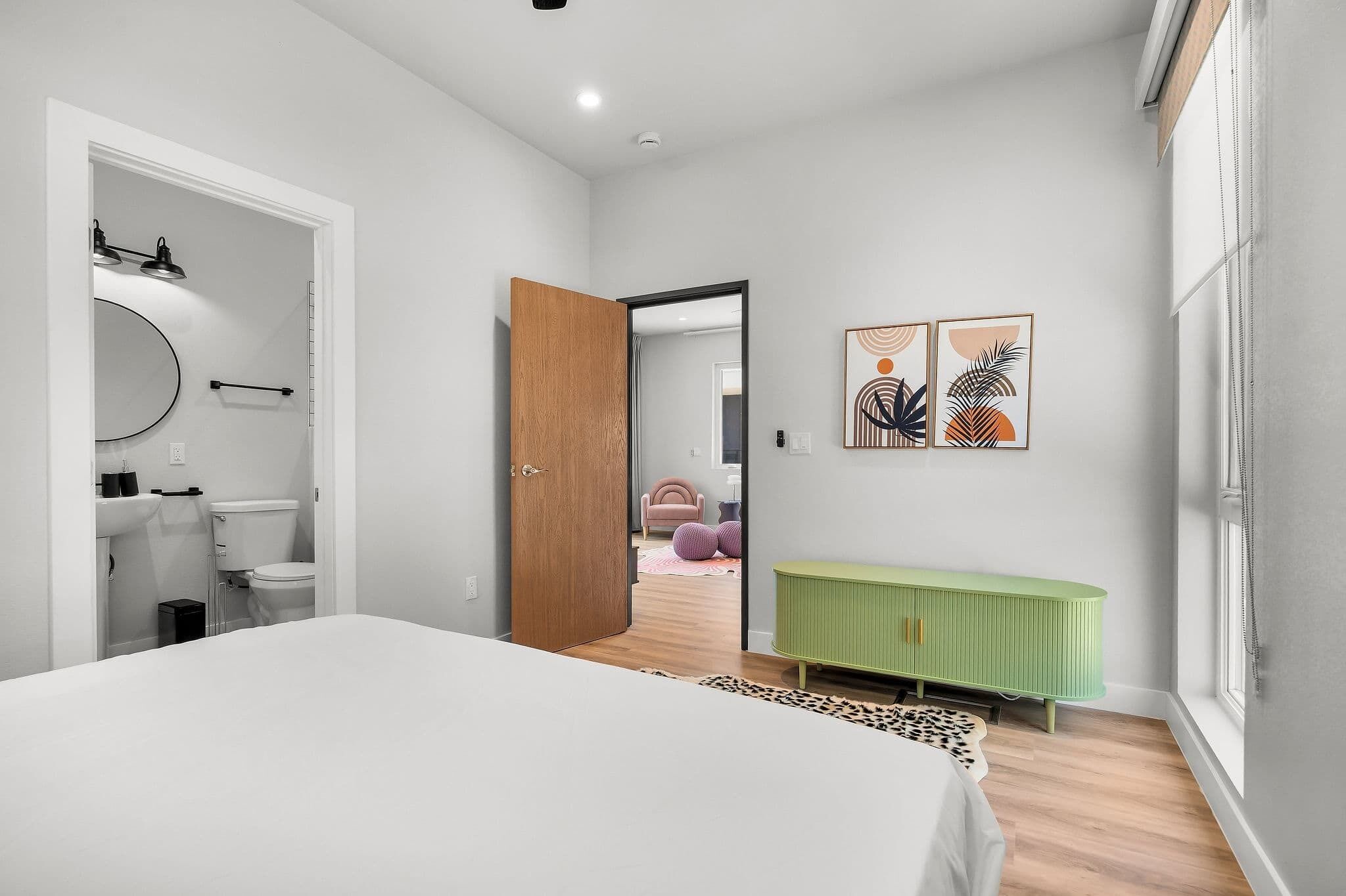 2 bedrooms, desk, iron/ironing board, travel crib