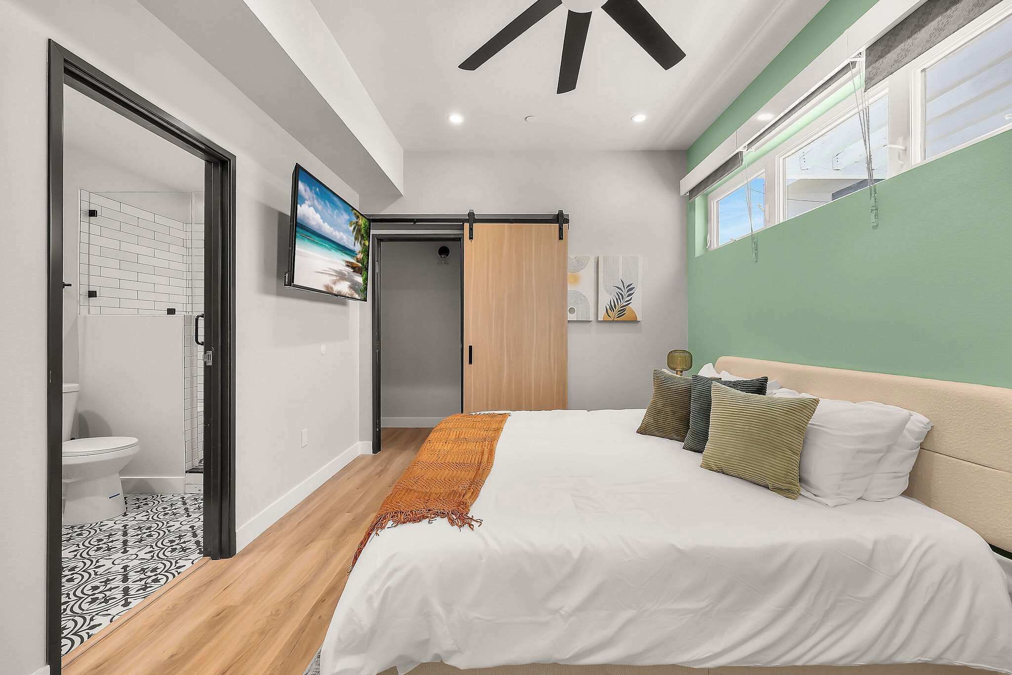 7 bedrooms, desk, iron/ironing board, travel crib