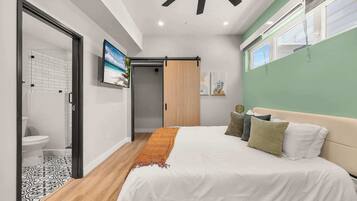 7 bedrooms, desk, iron/ironing board, travel crib