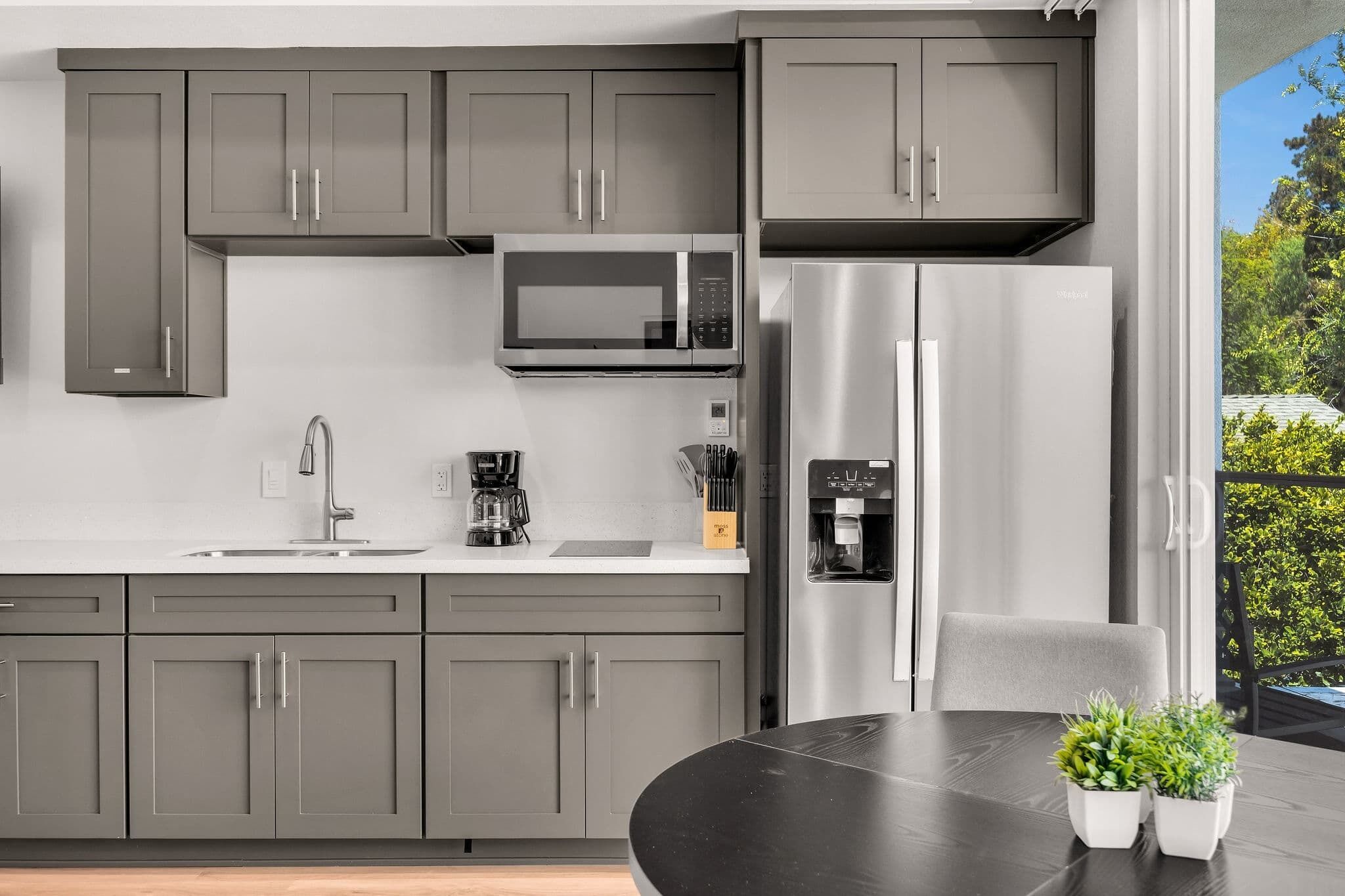 Coffee/tea maker, fridge, microwave, oven