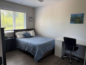 3 bedrooms, iron/ironing board, WiFi, bed sheets - Welcome to your perfect coastal escape. Across the road from a private beach! (North Shore)