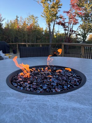 Outdoor dining - Welcome to your perfect coastal escape. Across the road from a private beach! (North Shore)