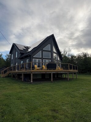 Exterior - Welcome to your perfect coastal escape. Across the road from a private beach! (North Shore)