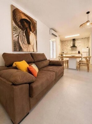 Unclassified image, 3 of 18, button - The Pitchers Apartment (Vista de los Ángeles-Rumina)