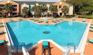 Outdoor pool - Spacious 4-bedroom apartment near UF Shands with private keypad entry (Gainesville)