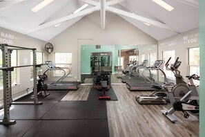 Fitness facility - Spacious 4-bedroom apartment near UF Shands with private keypad entry (Gainesville)