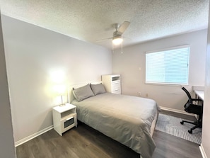Free WiFi - Spacious 4-bedroom apartment near UF Shands with private keypad entry (Gainesville)