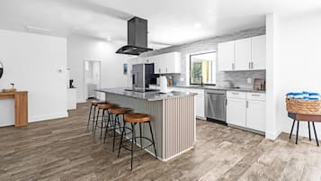 Coffee/tea maker, fridge, microwave, oven