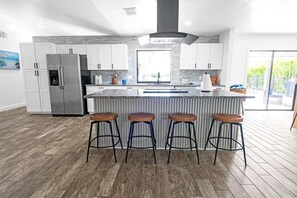 Wasserkocher mit Kaffee-/Teezubehör, Kühlschrank, Mikrowelle, Ofen