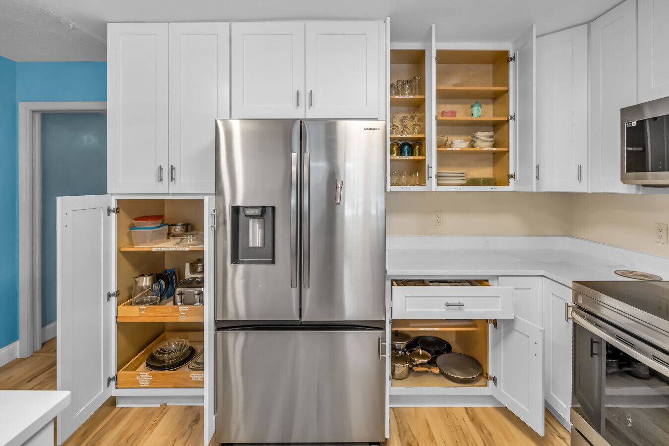 Coffee/tea maker, fridge, microwave, stovetop