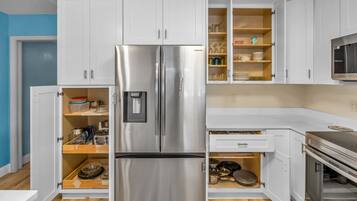 Coffee/tea maker, fridge, microwave, stovetop