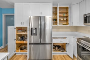 Kaffetrakter/tekoker, kjøleskap, mikrobølgeovn og kokeplater