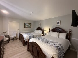 Cortinas blackout, tabla de planchar con plancha y ropa de cama 