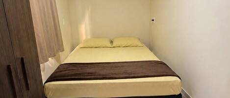 Habitación económica con 1 cama matrimonial o 2 individuales | Wifi gratis