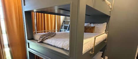 4 chambres, fer et planche à repasser, Wi-Fi, draps fournis
