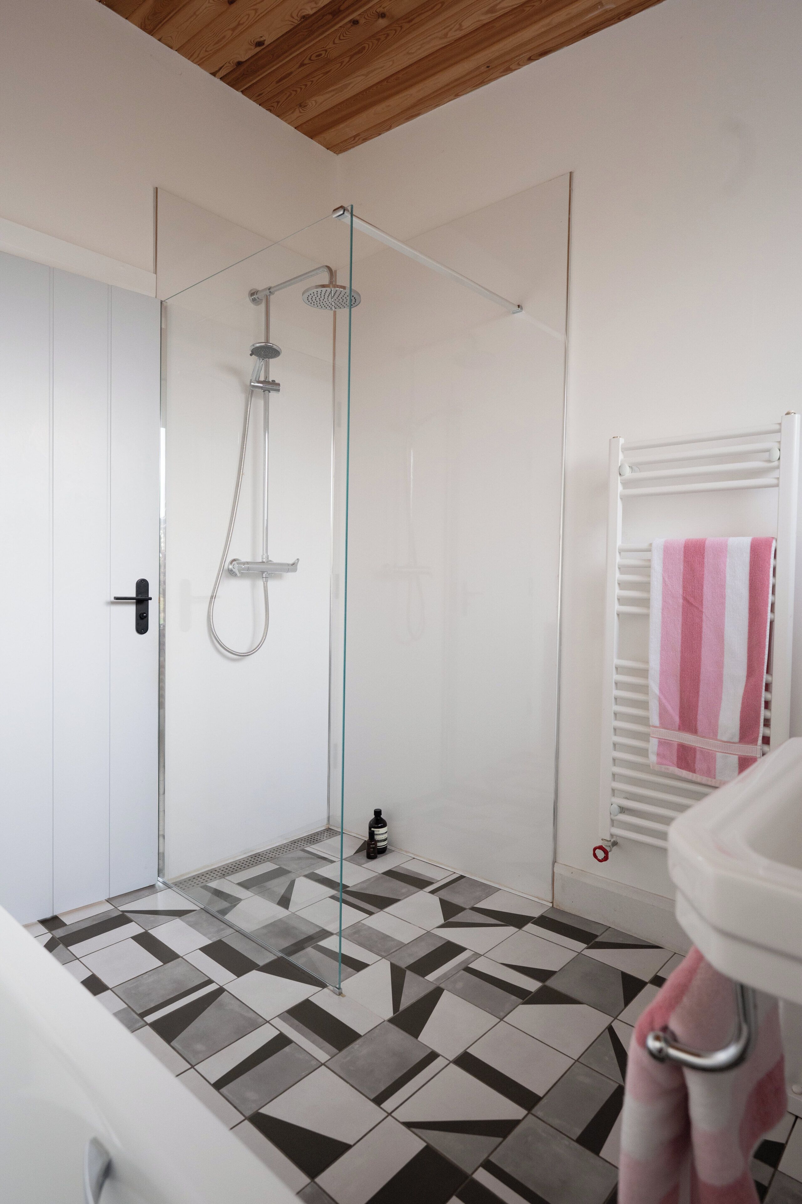 Haartrockner, Handtücher, Seife, Toilettenpapier