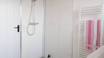 Haartrockner, Handtücher, Seife, Toilettenpapier