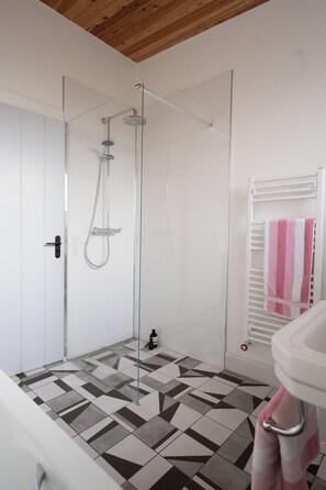 Sèche-cheveux, serviettes fournies, savon, papier toilette