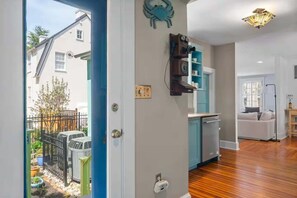 Ein modernes Interieur mit Küche, Essbereich und Blick ins Freie.