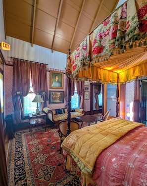 Premium bedding, down comforters, pillowtop beds, desk - The Arthur Blair Historic Inn (Monrovia)