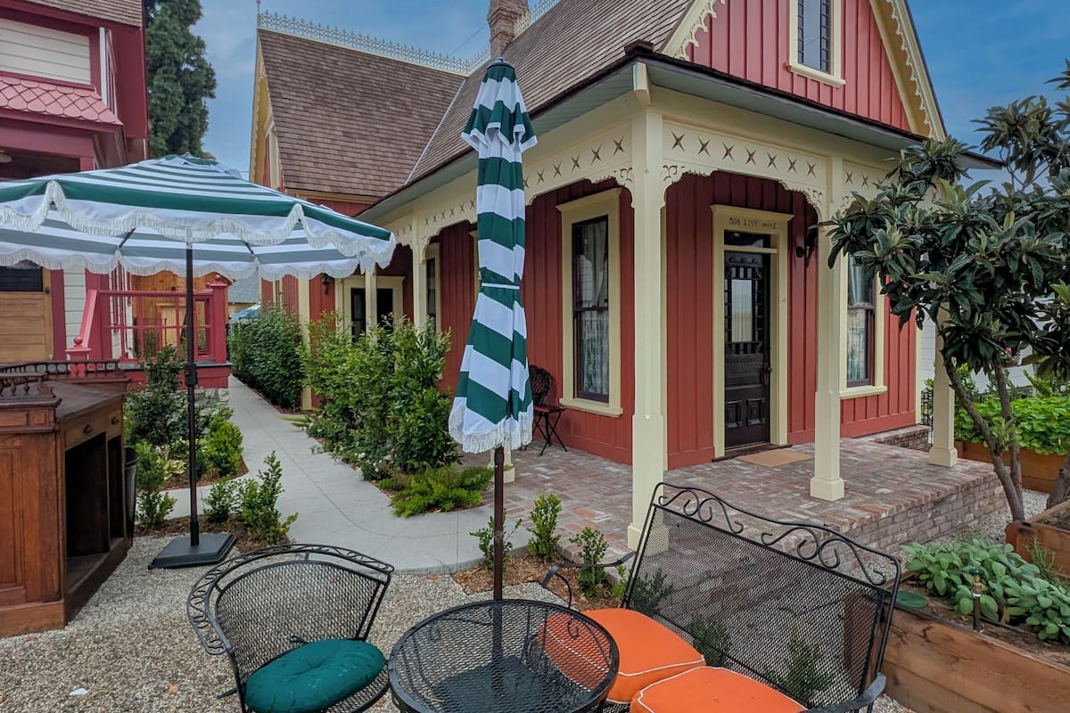 Deluxe Cottage, 3 Bedrooms, Kitchenette | Premium bedding, down comforters, pillowtop beds, desk