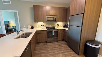 Deluxe Apartment | Private kitchen | Fridge, microwave, oven, stovetop
