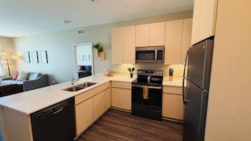 Deluxe Apartment | Private kitchen | Fridge, microwave, oven, stovetop