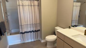 Deluxe Apartment | Bathroom