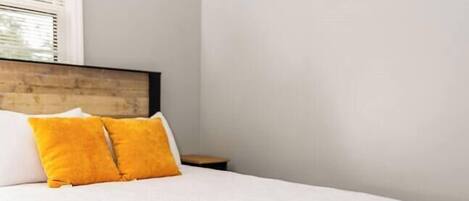4 habitaciones, escritorio, tabla de planchar con plancha y wifi
