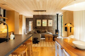 Ein modernes Interieur mit Küche, Essbereich und Sitzgelegenheiten.
