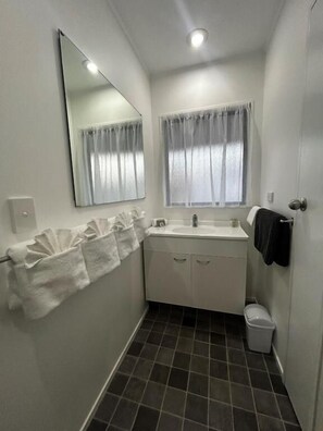 อพาร์ทเมนท์, 1 ห้องนอน, ลานระเบียง, วิวสวนหย่อม | ห้องน้ำ