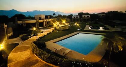 Beautiful villa 45 minutes from Monterrey with 3 pools, as well as paddle tennis, soccer, and basketball courts