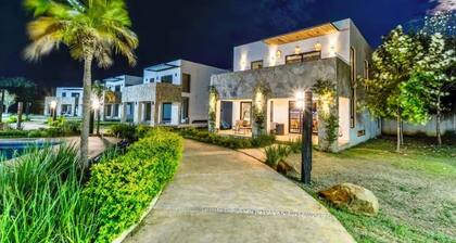 Beautiful villa 45 minutes from Monterrey with 3 pools, as well as paddle tennis, soccer, and basketball courts