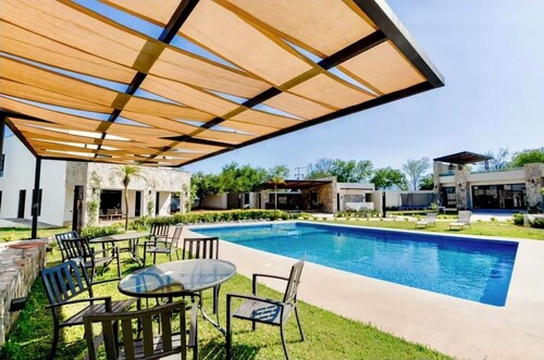 Beautiful villa 45 minutes from Monterrey with 3 pools, as well as paddle tennis, soccer, and basketball courts