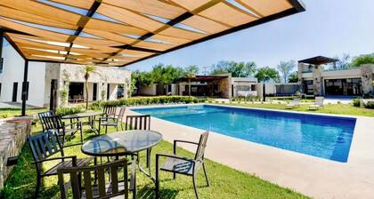 Beautiful villa 45 minutes from Monterrey with 3 pools, as well as paddle tennis, soccer, and basketball courts