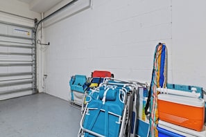 Een schone, lege garage met witte wanden en een gesloten garagepoort.