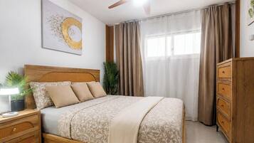 1 dormitorio, tabla de planchar con plancha, Internet y ropa de cama