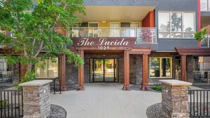 Entrada de um hotel com uma placa que diz 'The Lucida 1029'.