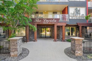 Ein Hotel Eingang mit einem Schild, auf dem 'The Lucida 1029' steht.