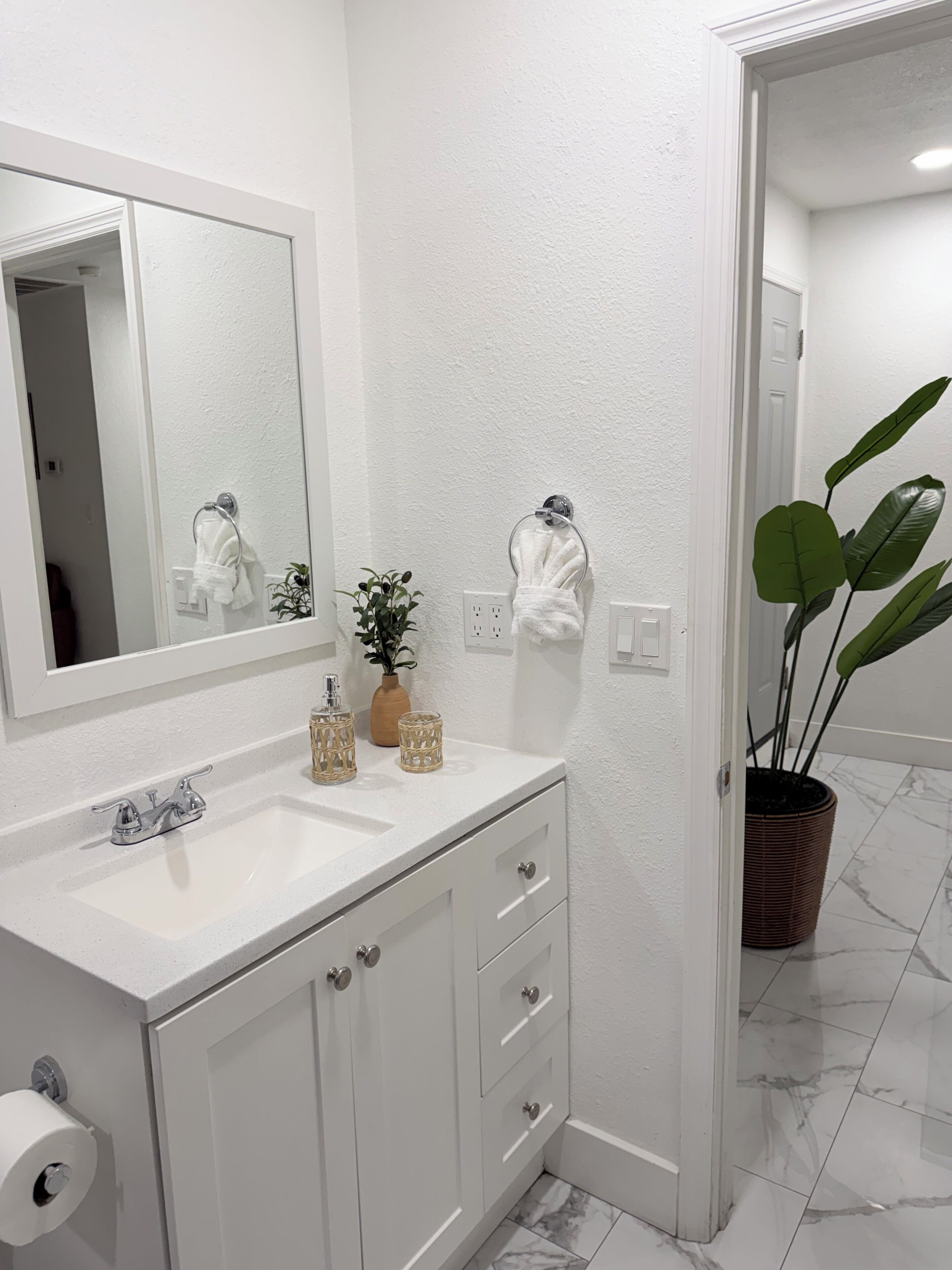 Een douche, een haardroger, handdoeken, zeep