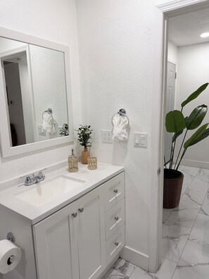 Dusche, Haartrockner, Handtücher, Seife